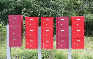 Ormanın ortasında grup letterboxes