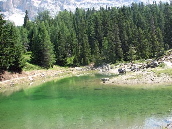 Pequeño lago alpino — Foto de Stock