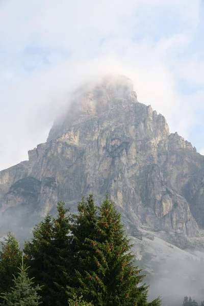 Bir bulutla kaplı dağ tepe — Stok fotoğraf