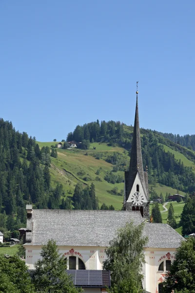 Pekade klocktornet av en kyrka i södra tyrol — Stockfoto