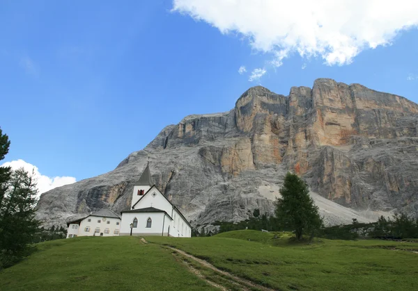 Chiesa dei frati ai piedi delle Dolomiti — Foto Stock