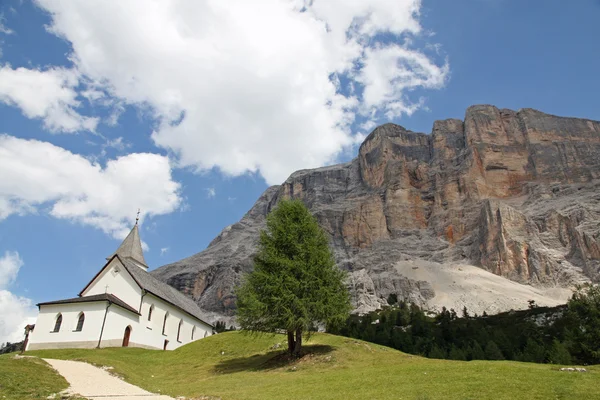 Piccola Chiesa ai piedi delle Dolomiti — Foto Stock