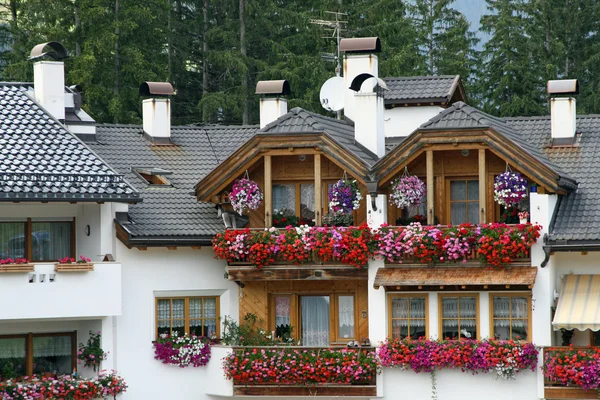 Balcon fleurs avec géraniums rouges — Photo