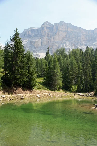 Beau petit lac alpin au milieu des Dolomites — Photo