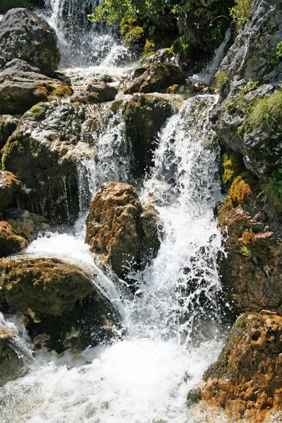 Ribeiro com muita água no meio das pedras — Fotografia de Stock