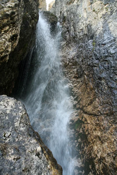 Laute Wasserspritzer aus einem Wasserfall — Stockfoto