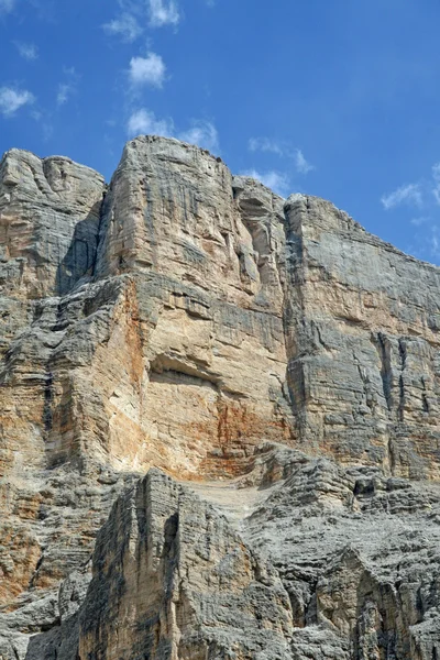 Parede rochosa com nuances laranja das Dolomitas — Fotografia de Stock