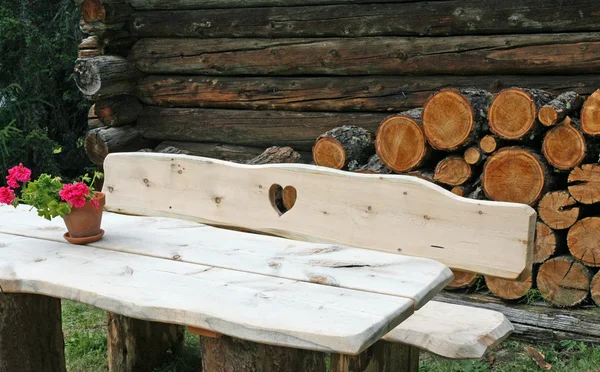 Houten bench met gegraveerde hart — Stockfoto