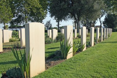 mezar taşları ve mezar savaş mezarlığı