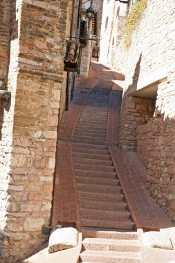 dar bir yol ile dik bir merdiven