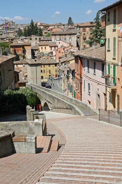 Overview of the city of Perugia and the ancient Roman aqueduct — Stock Photo, Image