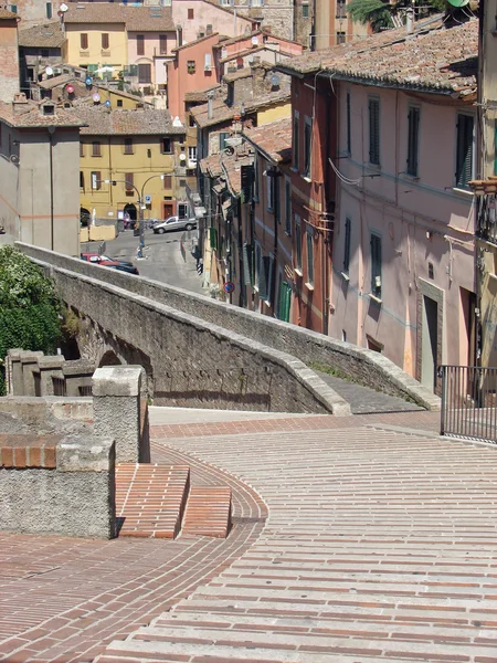 Trappen en antieke Romeinse aquaduct — Stockfoto