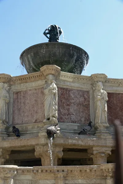 Mramor fontana maggiore v Perugii — Stock fotografie