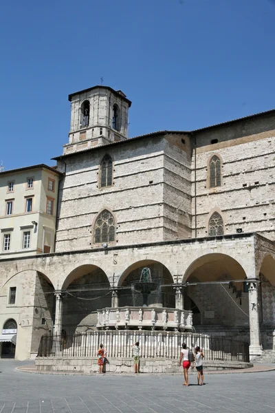 Marble Fontana Maggiore and the main square — Stock Photo, Image