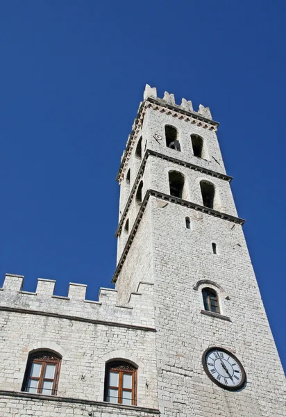 Gamla medeltida tornet med en klocka och spets — Stockfoto