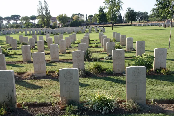 Headstones and tombs of a war cemetery — Stock Photo, Image