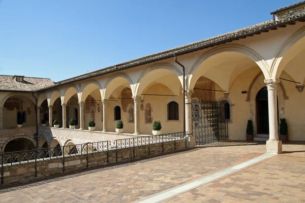 Kolumner av cloisteren i basilikan san francesco — Stockfoto