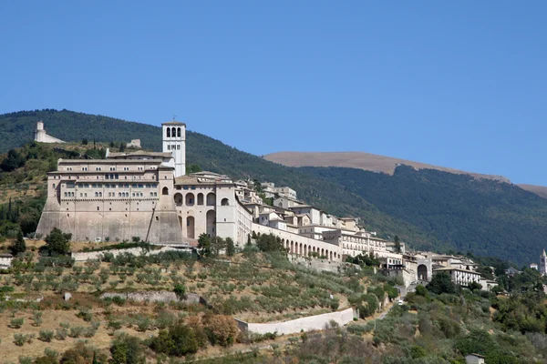 Basiliek van assisi ligt op de heuvel in Umbrië — Stockfoto