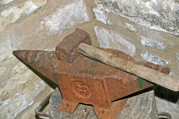 Old and rusted iron anvil for beating — Stock Photo, Image