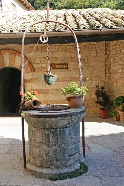 Alter Brunnen zur Sammlung von Regenwasser — Stockfoto