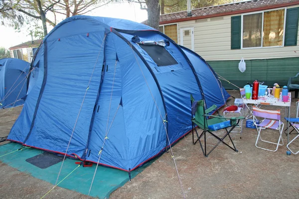 Familjen camping tält med det hela rörigt — Stockfoto