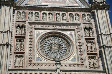antika bir kilise veya heykelleri gül