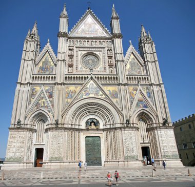 Tüm parlayan cephesinde Duomo'ya Orvieto
