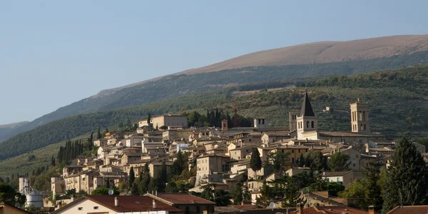 Oude middeleeuwse dorp in de heuvels van Umbrië in Italië — Stockfoto