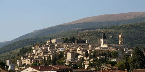 Ancien village médiéval dans les collines de l'Ombrie en Italie — Photo