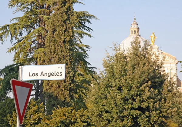 Instruções Rua Los Angeles para chegar à igreja de sT Maria — Fotografia de Stock