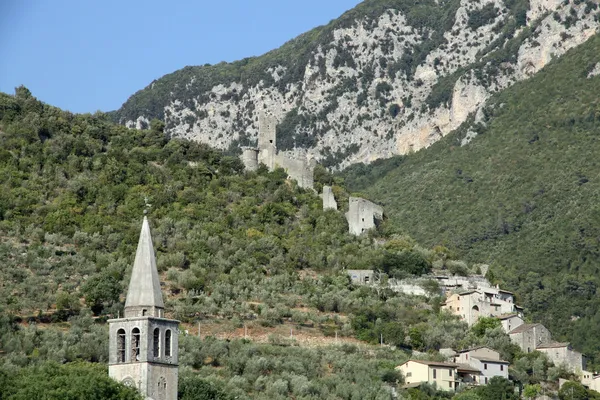 Bell torre e aldeia empoleirados na colina verde na Úmbria — Fotografia de Stock