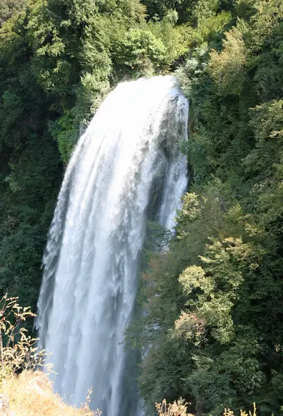 ウンブリア州の滝マルモレから落ちる水 — ストック写真