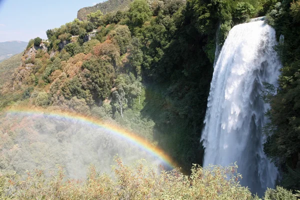 Märchenhafter Regenbogen am Fuße des Wasserfalls Marmore — Stockfoto