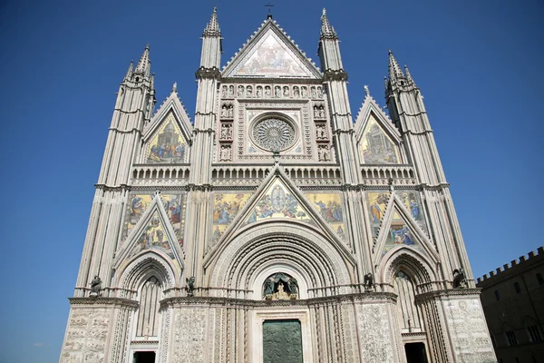 Λάμπει πρόσοψη από τον καθεδρικό ναό duomo της orvieto — Φωτογραφία Αρχείου