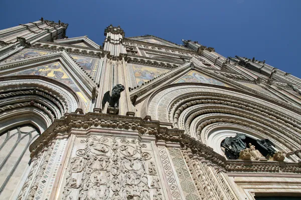 Orvieto heykelleri ile güzel katedral — Stok fotoğraf