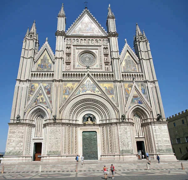 Celý zářící fasáda dóm orvieto — Stock fotografie