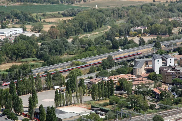 Panorama da cidade de Orvieto eo trem sussurra na pista — Fotografia de Stock
