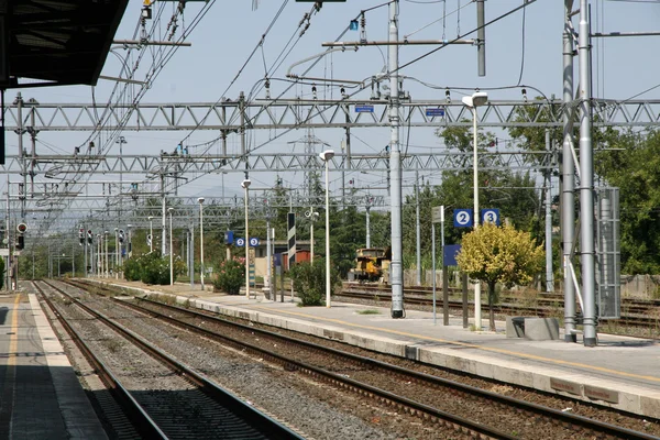 Pociąg utworów i kable elektryczne do stacji kolejowej w Włochy — Zdjęcie stockowe