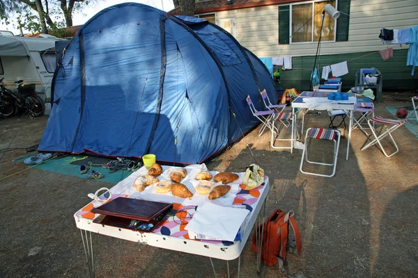 与表和移动 pc 在露营家庭帐篷 — 图库照片