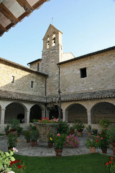 Torre de sino no claustro tranquilo do frade franciscano — Fotografia de Stock