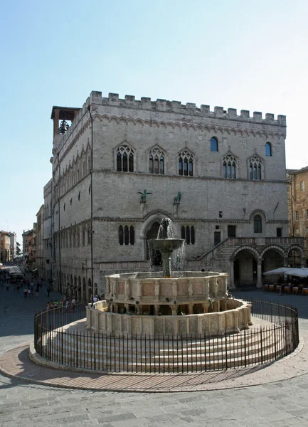 Starożytne fontana maggiore i ratusz — Zdjęcie stockowe
