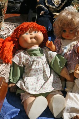 kız ve kırmızı yün bebek için