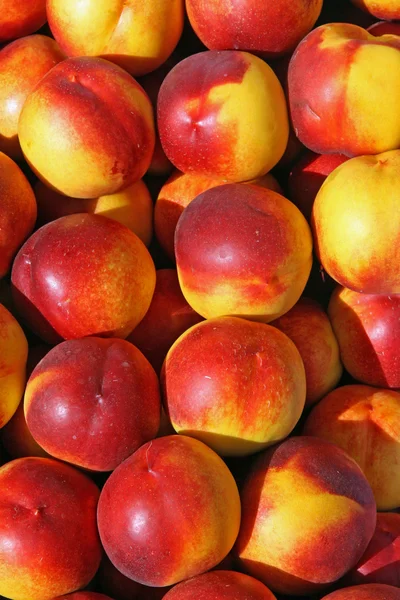 Röda och gula päron till salu på frukt marknaden — Stockfoto