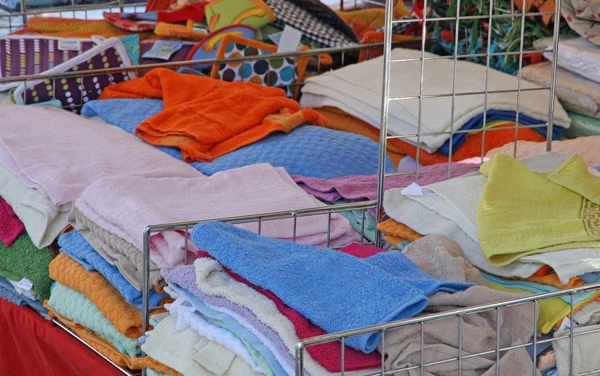 Toalhas de esponja e tecidos para venda em um mercado local — Fotografia de Stock