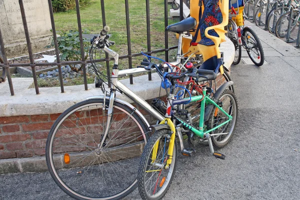 Vélo pour adulte et pour enfant attaché par un cadenas — Photo