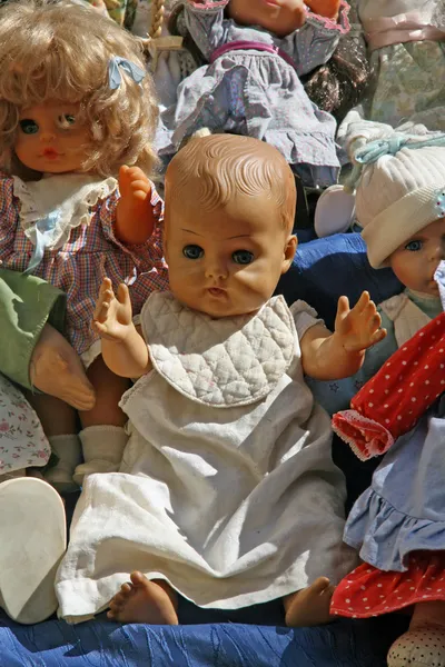 Muñeca antigua con cara de plástico que amplía los brazos — Foto de Stock