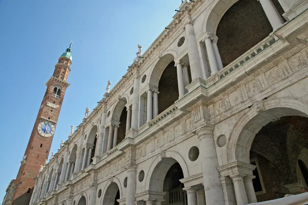 Wystawienniczych z wysoką wieżą w centrum vicenza — Zdjęcie stockowe