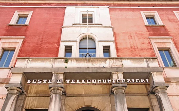 Palazzo delle poste e telecomunicazioni in a in Italia — Foto Stock
