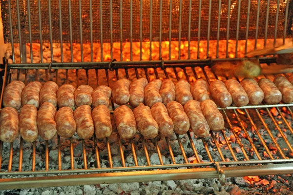 Grillwürste im Kamin am Holzfeuer gegrillt — Stockfoto