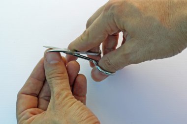 el başparmak tırnak kesme yetişkin bir adam